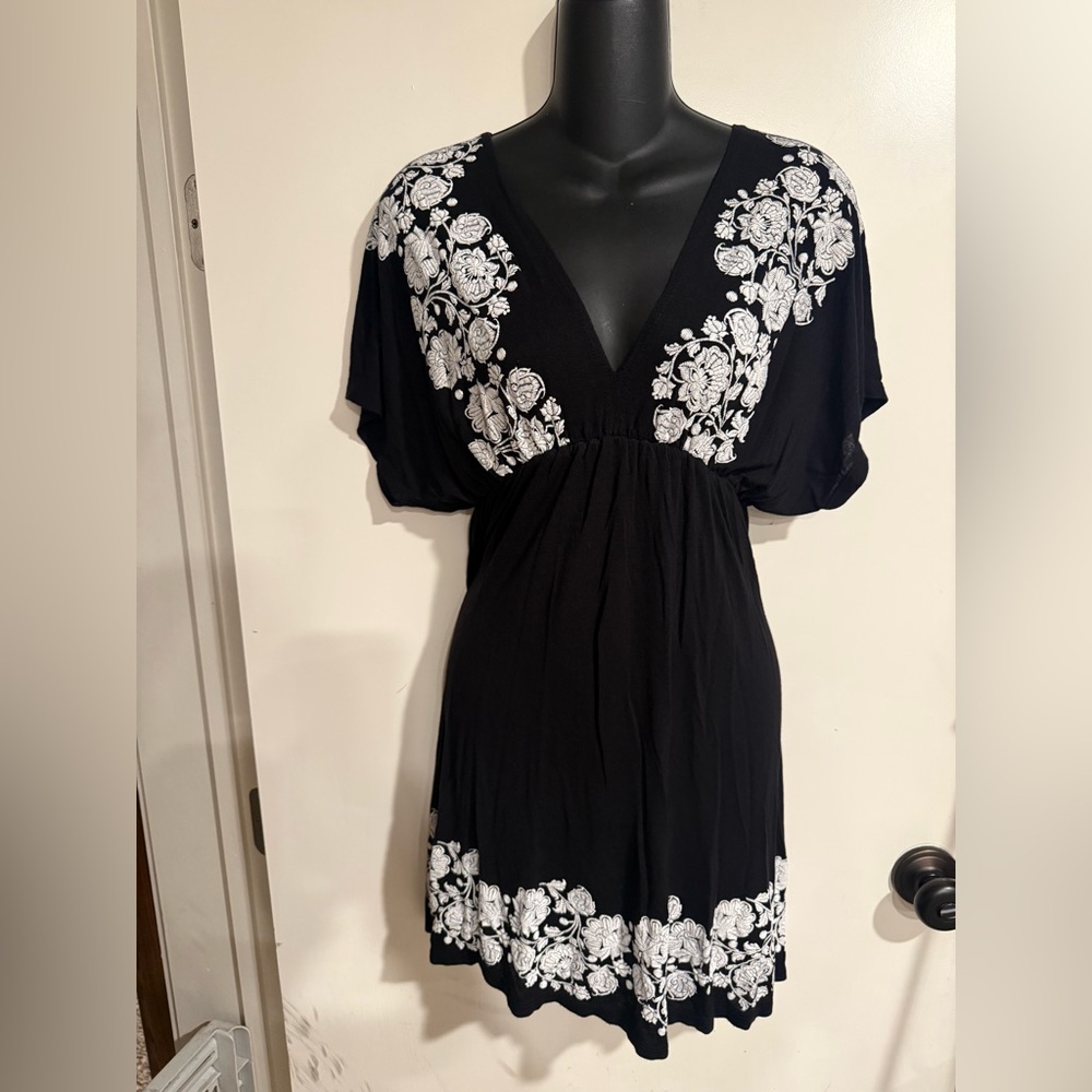 4/$16 SIRENS Women’s Medium Black and White Floral Mid Length Dress